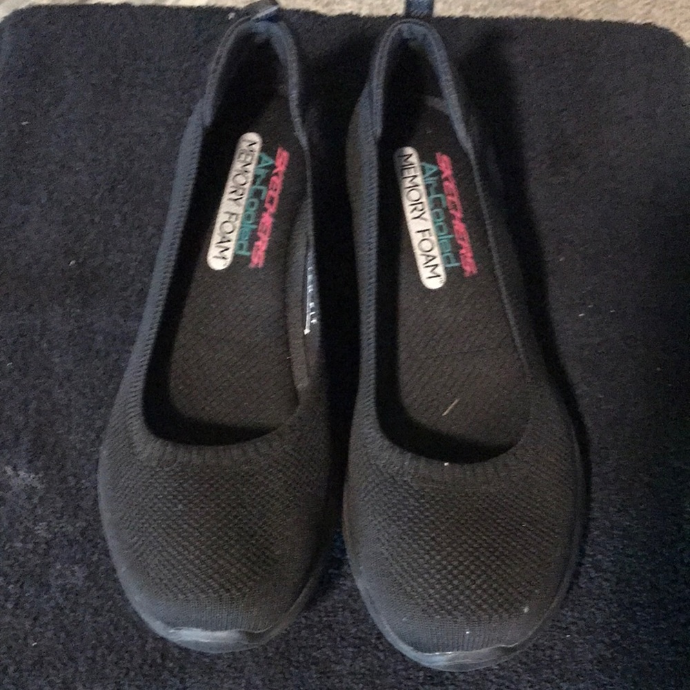 Sketchers Womens size 7 1/2 stretch fit shoes. Excellent condition